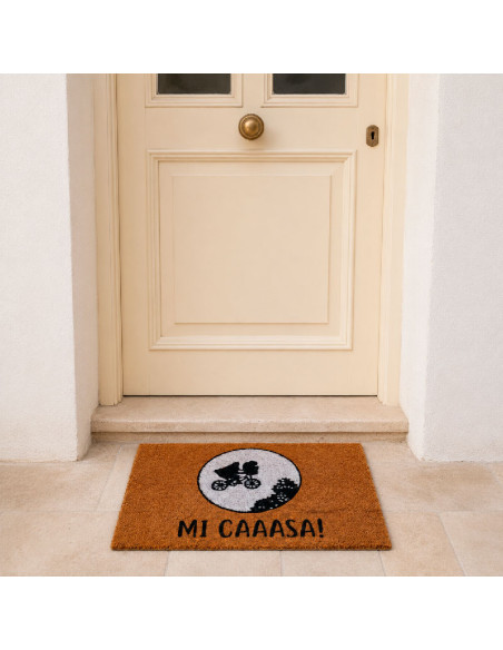 Felpudo “Mi caaasa” luna en la entrada de una casa.