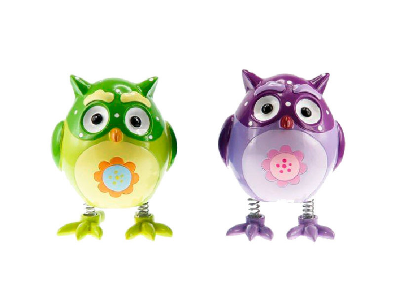 Dos huchas decorativas de cerámica con forma de búho de color verde y morado con muelles sobre fondo blanco