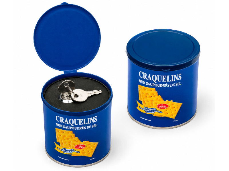 Caja fuerte camuflada con forma de bote de galletas azul con tapa amarilla.
