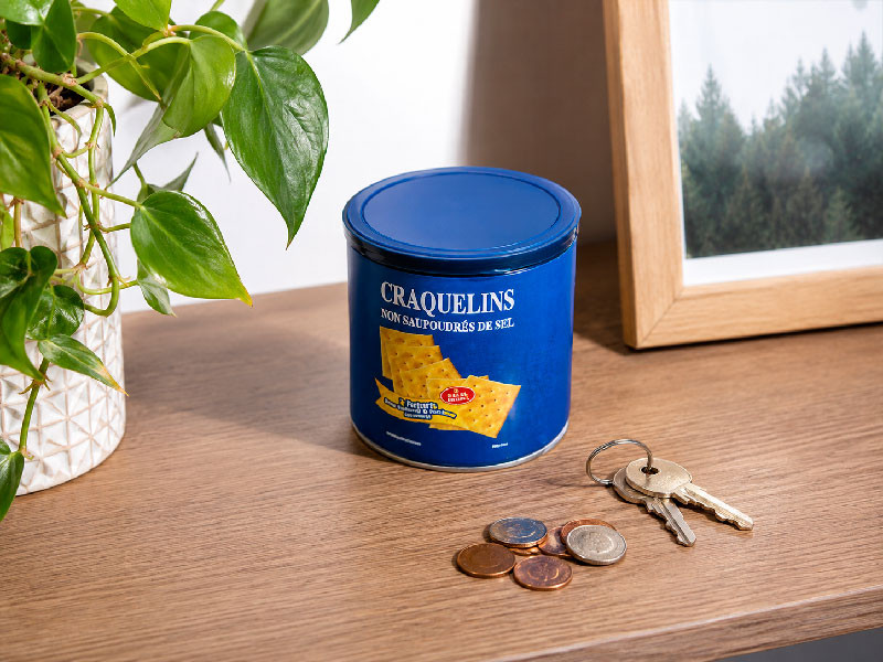 Caja fuerte camuflada con forma de bote de galletas azul sobre mueble