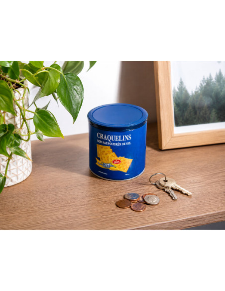 Caja fuerte camuflada con forma de bote de galletas azul sobre mueble