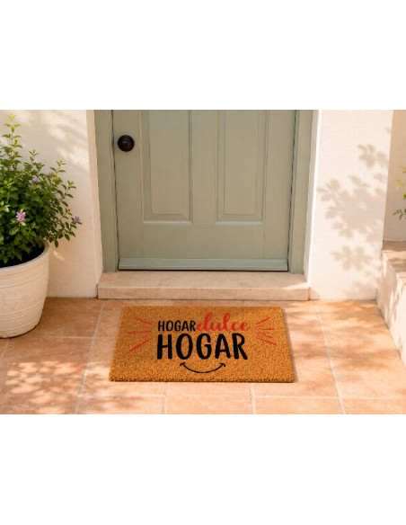 Felpudo de bienvenida Hogar Dulce Hogar colocado en el suelo de una entrada de casa