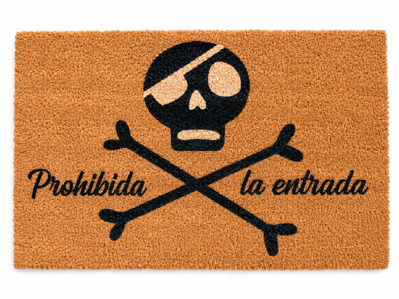 Felpudo de fibra de coco con diseño de calavera pirata y frase Prohibida la entrada