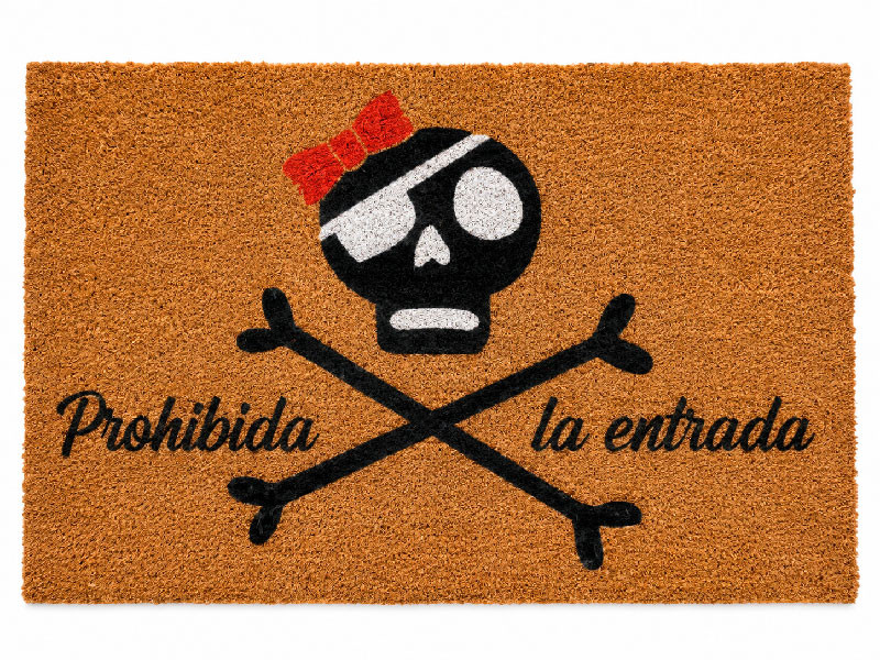 Felpudo de fibra de coco con diseño de calavera con lazo rojo y frase Prohibida la entrada