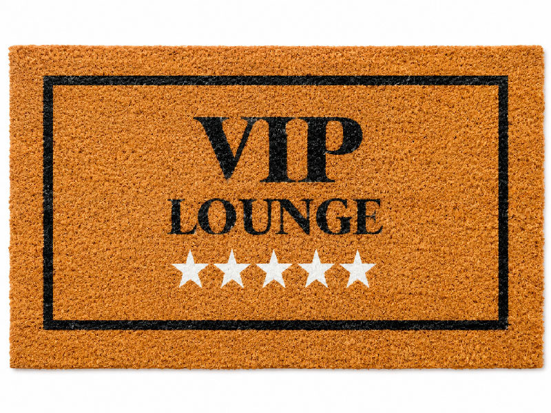 Felpudo de fibra de coco con el texto VIP LOUNGE y cinco estrellas grabadas