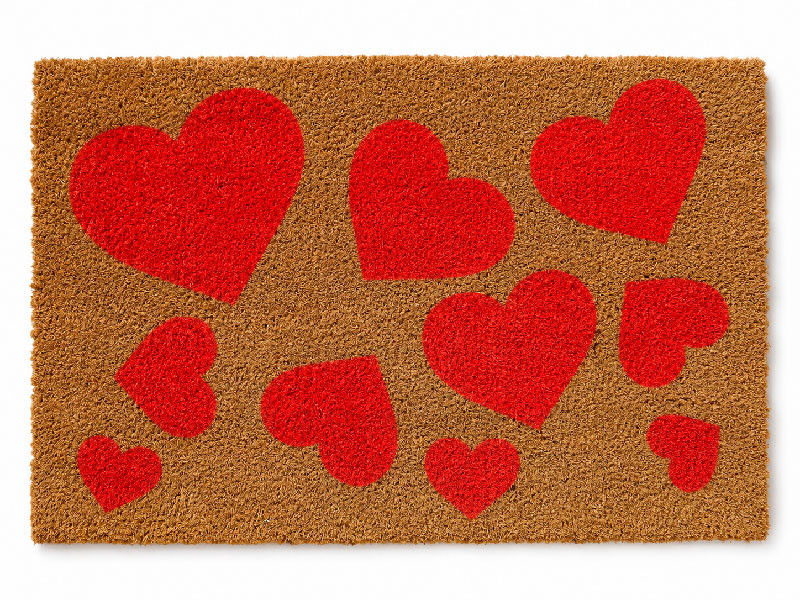 Felpudo romantico de fibra de coco estampado con un monton de corazones rojos