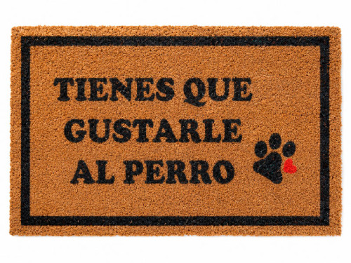 Felpudo divertido de fibra de coco con la frase Tienes Que Gustarle Al Perro y una huella grabada