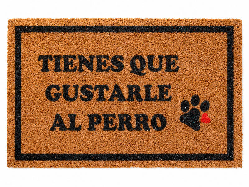 Felpudo divertido de fibra de coco con la frase Tienes Que Gustarle Al Perro y una huella grabada