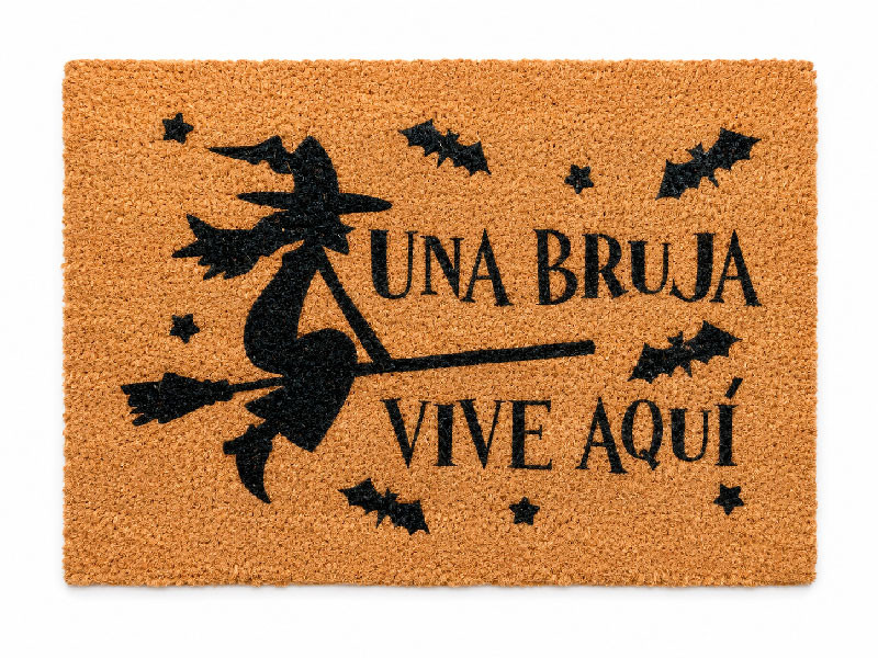 Felpudo de fibra de coco natural con el dibujo de una bruja volando en escoba y la frase Una Bruja Vive Aqui