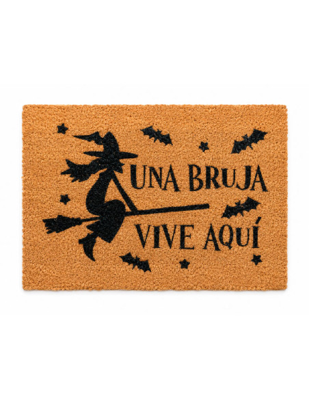 Felpudo de fibra de coco natural con el dibujo de una bruja volando en escoba y la frase Una Bruja Vive Aqui