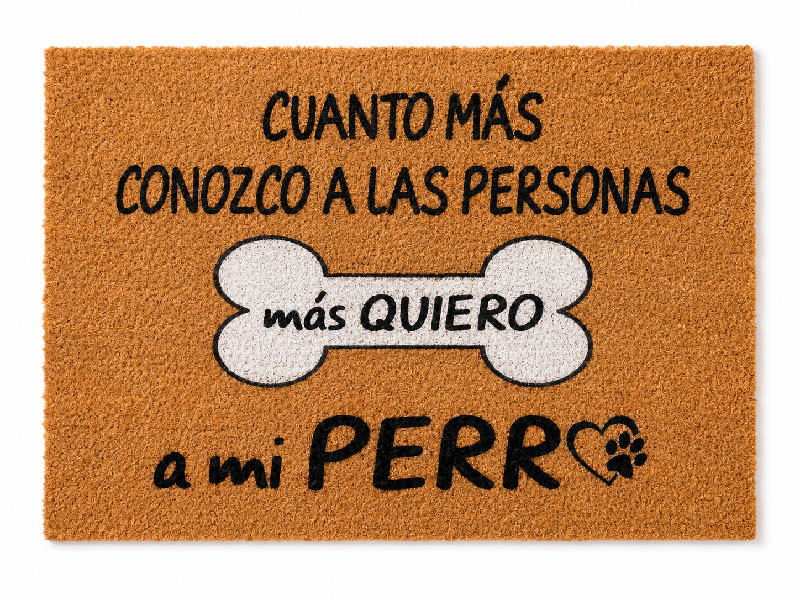 Felpudo de fibra de coco con la frase Cuanto mas conozco a las personas mas quiero a mi perro y dibujo de un hueso blanco