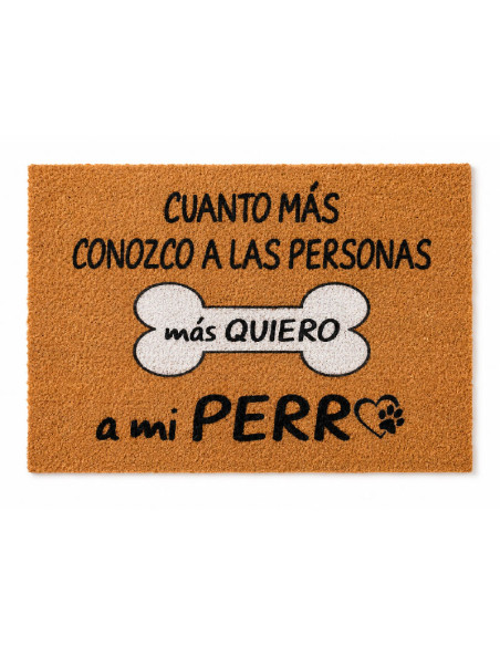 Felpudo de fibra de coco con la frase Cuanto mas conozco a las personas mas quiero a mi perro y dibujo de un hueso blanco