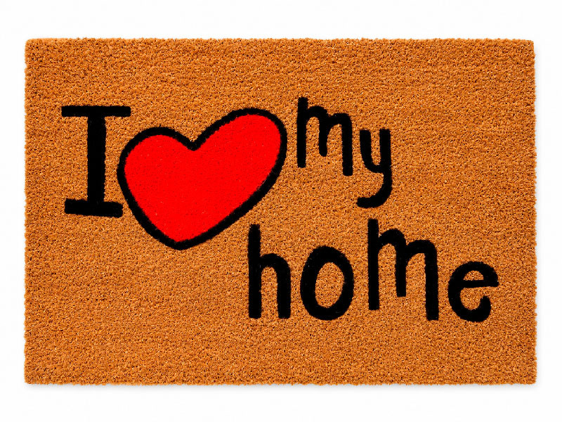 Felpudo de fibra de coco natural con la frase I Love My Home decorada con un gran corazon rojo