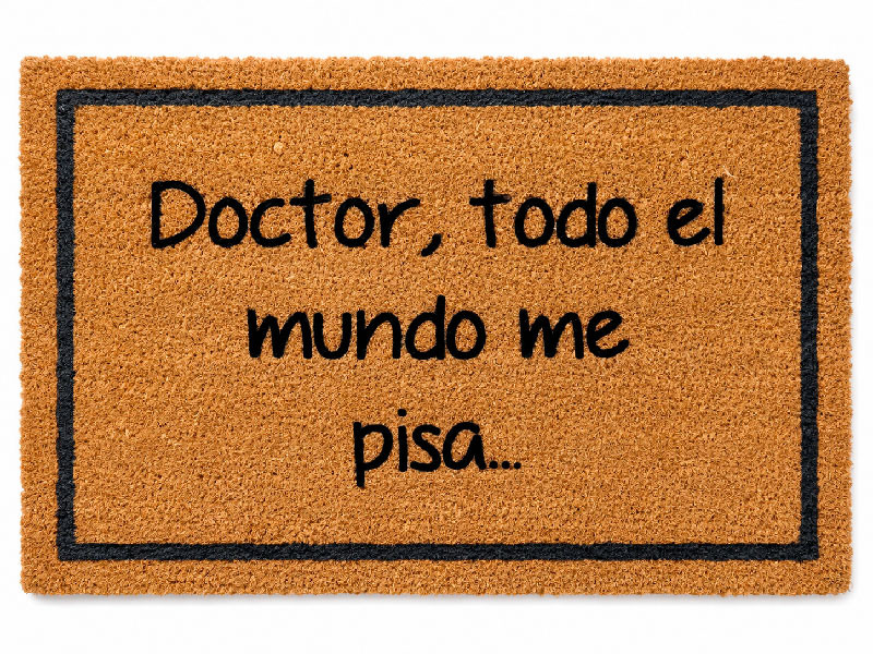 Felpudo divertido de fibra de coco natural con la frase Doctor todo el mundo me pisa en letras negras manuscritas