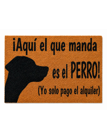 Felpudo de fibra de coco con la frase Aqui el que manda es el perro yo solo pago el alquiler y silueta de cabeza de perro