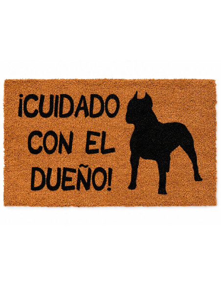 Felpudo divertido de fibra de coco con la frase Cuidado con el Dueno y la silueta en negro de un perro pitbull