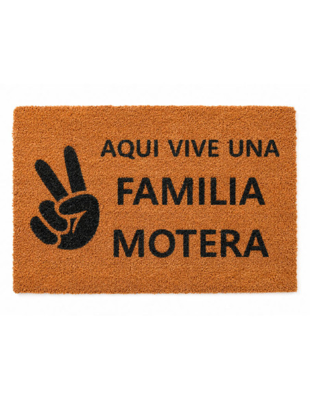 Felpudo original de fibra de coco con la frase Aqui vive una familia motera y dibujo del saludo motero con los dedos en V