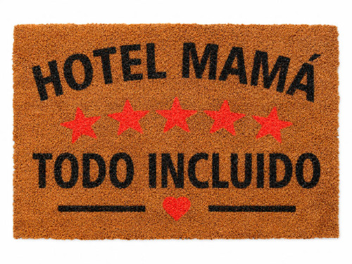 Felpudo grande de fibra de coco con la frase en letras negras Hotel Mama Todo Incluido y cinco estrellas rojas