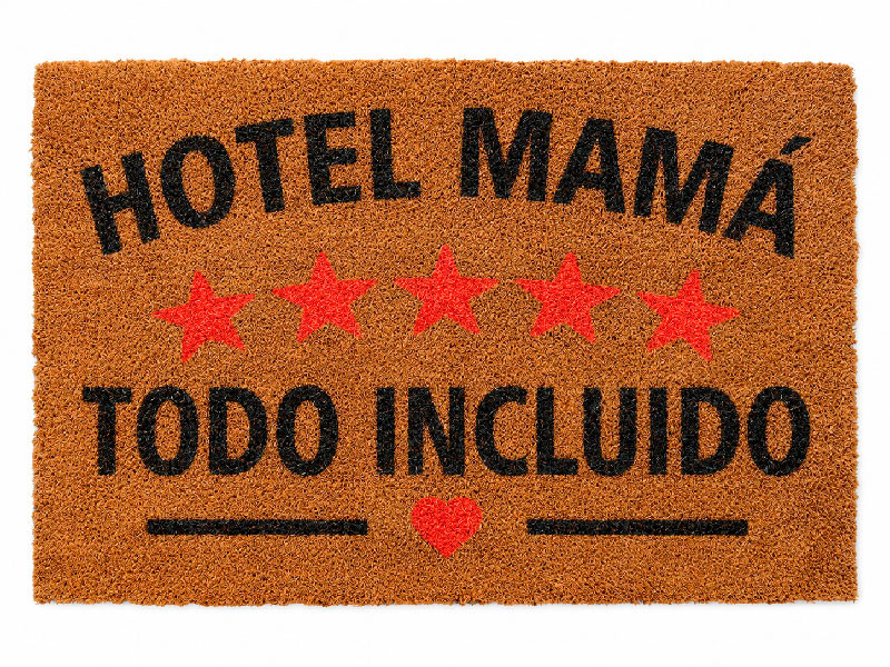 Felpudo grande de fibra de coco con la frase en letras negras Hotel Mama Todo Incluido y cinco estrellas rojas