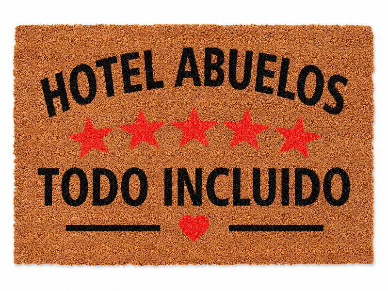 Felpudo grande de fibra de coco con el texto en letras negras Hotel Abuelos Todo Incluido y cinco estrellas rojas en el centro