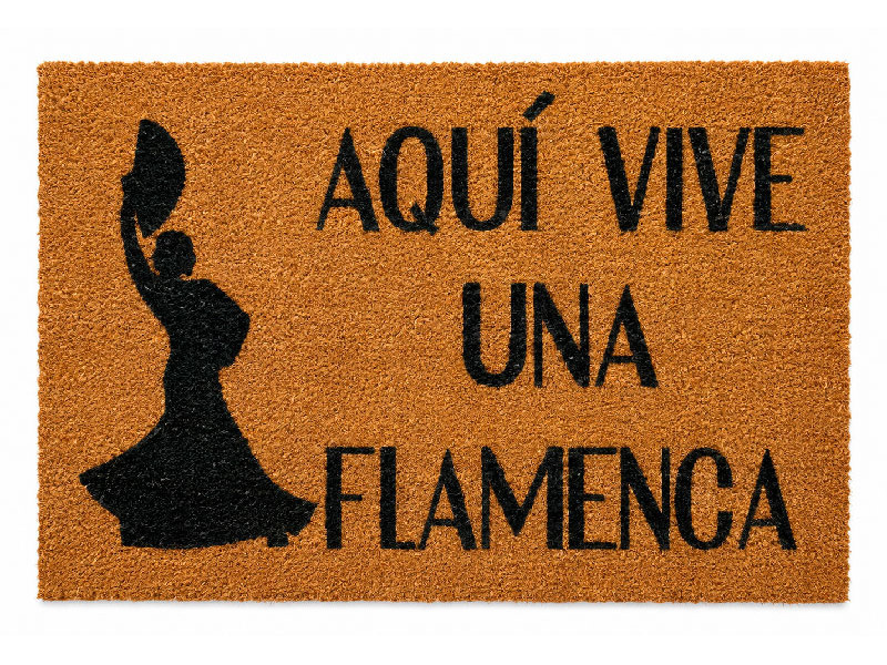 Felpudo grande de fibra de coco con la silueta en negro de una bailaora de flamenco y el texto Aqui vive una flamenca
