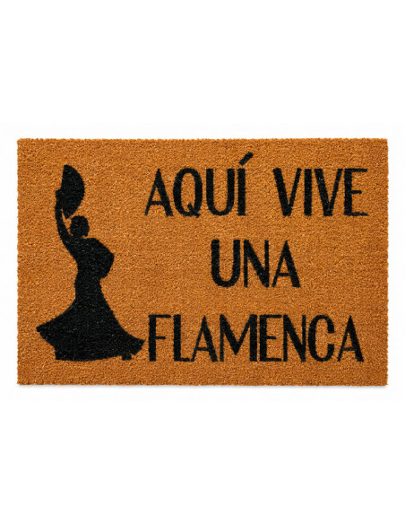 Felpudo grande de fibra de coco con la silueta en negro de una bailaora de flamenco y el texto Aqui vive una flamenca