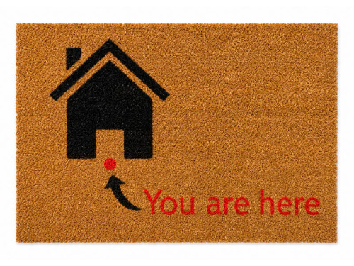 Felpudo de fibra de coco con el diseño de un mapa virtual que muestra una casita negra y el pin rojo con el texto You are here