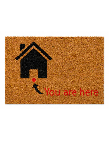 Felpudo de fibra de coco con el diseño de un mapa virtual que muestra una casita negra y el pin rojo con el texto You are here