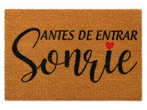 Felpudo de fibra de coco natural con la frase manuscrita Antes de entrar, sonrie decorado con un pequeño corazon rojo