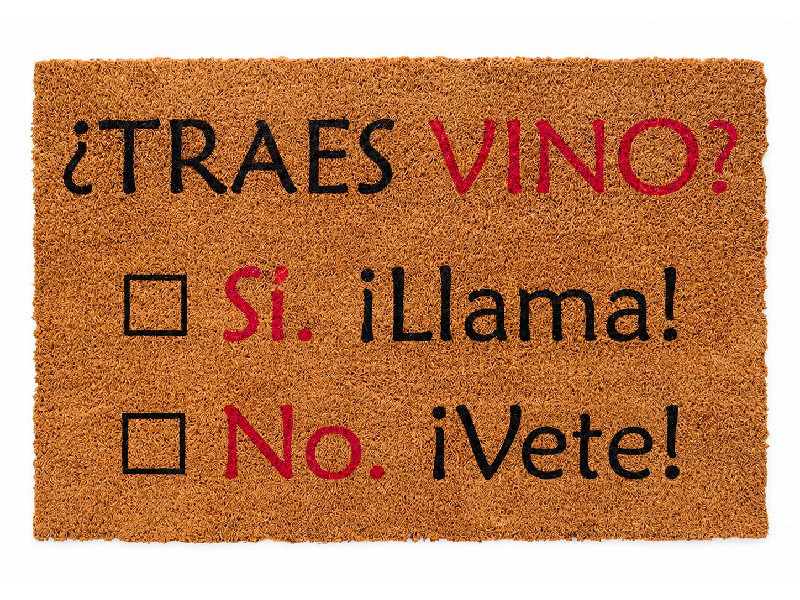 Felpudo de fibra de coco con la frase Traes Vino con casillas de seleccion Si llama o No vete impreso en negro y burdeos