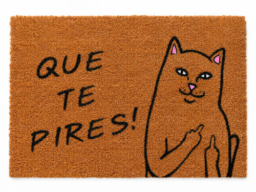 Felpudo de coco natural con el dibujo de un gato marron rebelde levantando el dedo medio y la frase Que te pires