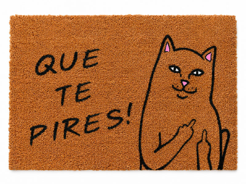 Felpudo de coco natural con el dibujo de un gato marron rebelde levantando el dedo medio y la frase Que te pires