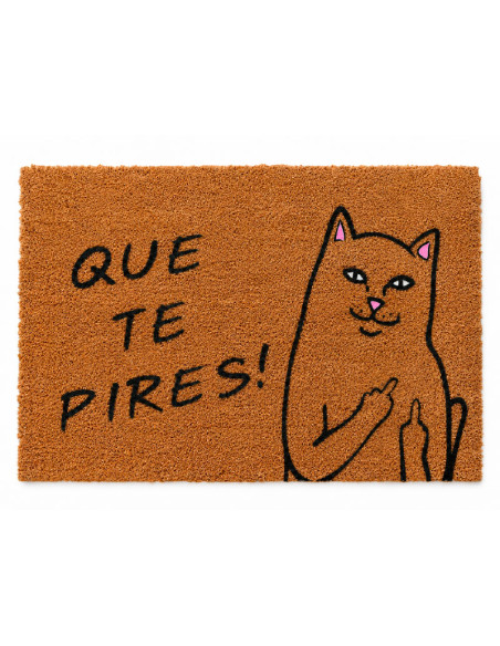 Felpudo de coco natural con el dibujo de un gato marron rebelde levantando el dedo medio y la frase Que te pires