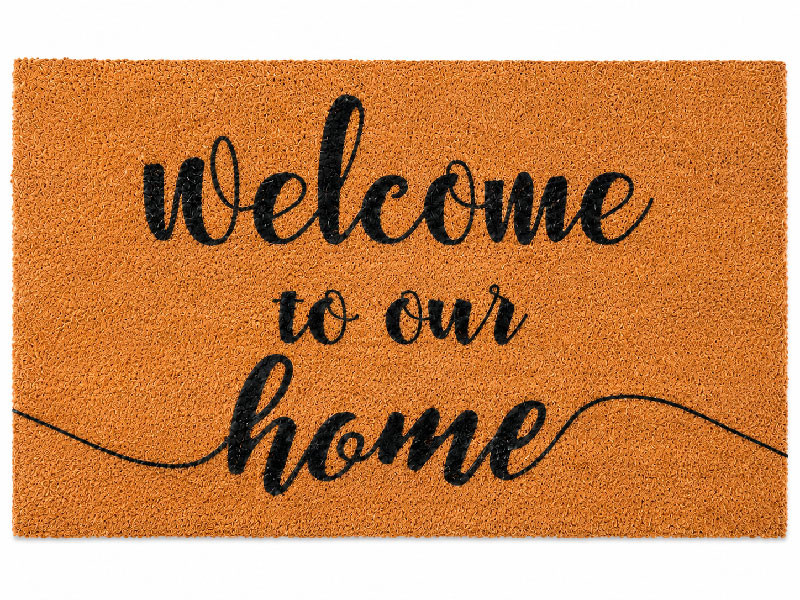 Felpudo de coco clasico welcome to our home escrito en letras cursivas negras