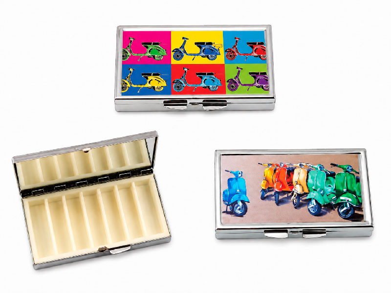 Pastillero semanal metalico con compartimentos internos decorado en la tapa con ilustraciones de motos Vespa clasicas de colores