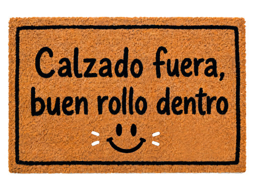 Felpudo de fibra de coco natural de 60x40 cm con la frase Calzado fuera, buen rollo dentro  en negro y una carita sonriente
