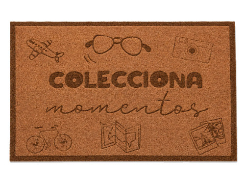 Felpudo alfombra de poliéster tipo moqueta de 60x40 cm en tono marrón con la frase Colecciona Momentos e ilustraciones de viajes
