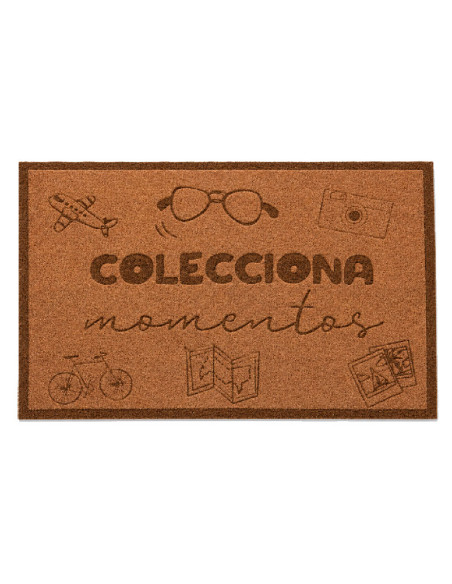 Felpudo alfombra de poliéster tipo moqueta de 60x40 cm en tono marrón con la frase Colecciona Momentos e ilustraciones de viajes