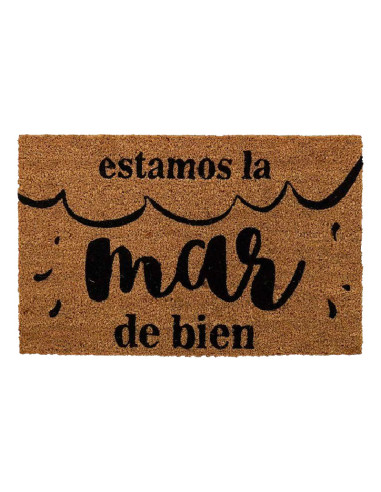 Felpudo de coco con frase Estamos la mar de bien en letras negras.