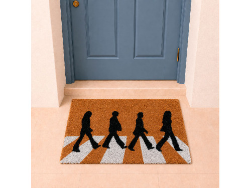 Felpudo de fibra de coco inspirado en Abbey Road con siluetas cruzando el paso de cebra y base de PVC antideslizante. 2
