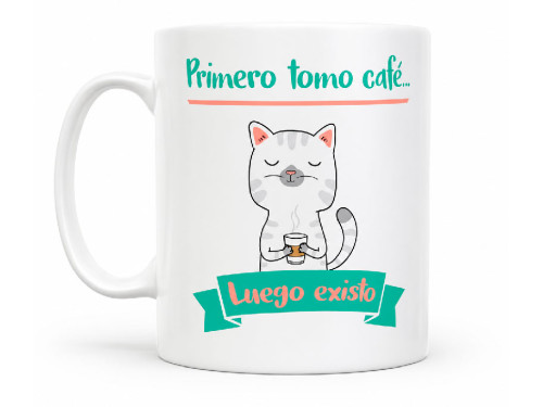 Taza blanca de cerámica con gato dibujado tomando café y la frase Primero tomo café luego existo