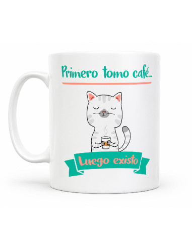 Taza blanca de cerámica con gato dibujado tomando café y la frase Primero tomo café luego existo