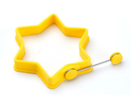 Molde de silicona de color amarillo con forma de estrella para hacer huevos fritos y tortitas