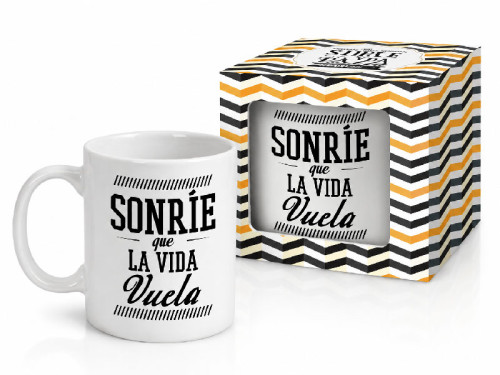 Taza mug de cerámica blanca con tipografía negra que dice Sonríe que la vida vuela junto a su caja de regalo geométrica