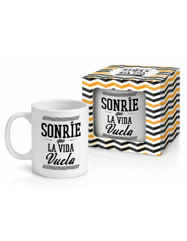 Taza mug de cerámica blanca con tipografía negra que dice Sonríe que la vida vuela junto a su caja de regalo geométrica