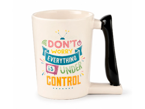 Taza blanca de cerámica con asa negra con forma de mando de televisión y la frase Don't worry everything is under control