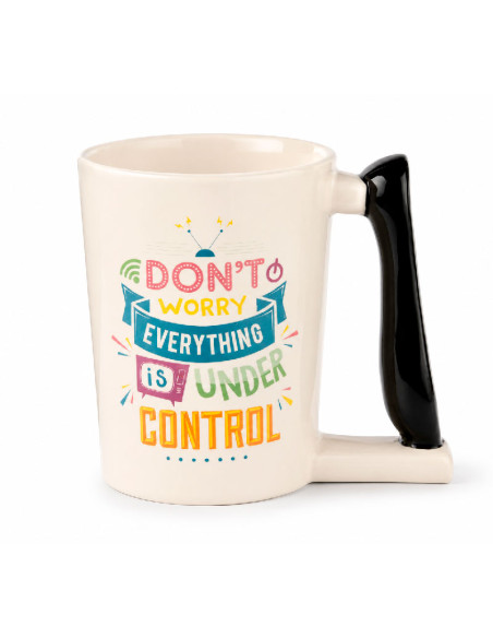 Taza blanca de cerámica con asa negra con forma de mando de televisión y la frase Don't worry everything is under control