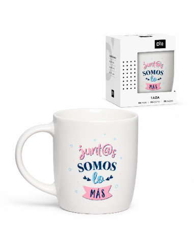 Taza blanca de cerámica con la frase Juntos Somos Lo Más impresa en color azul y rosa y su caja