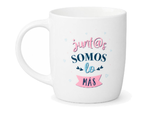 Taza blanca de cerámica con la frase Juntos Somos Lo Más impresa en color azul y rosa