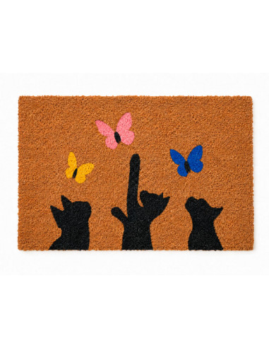 Felpudo de fibra de coco natural con siluetas de gatos y mariposas de colores.